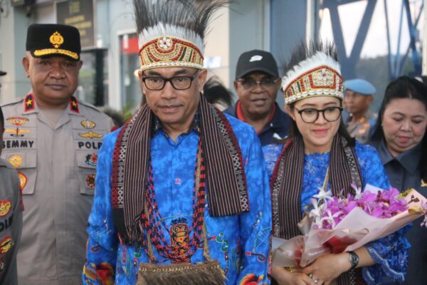 Kapolda Papua Barat Daya Brigjen Pol. Yulius Audie Sonny Latuheru Disambut Meriah Saat Tiba di Kota Sorong