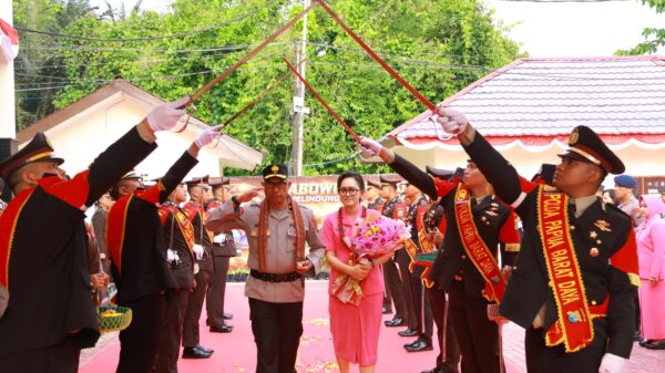 Polda Papua Barat Daya Gelar Farewell and Welcome Parade, Sambut Kapolda Baru dengan Tradisi Adat Moi