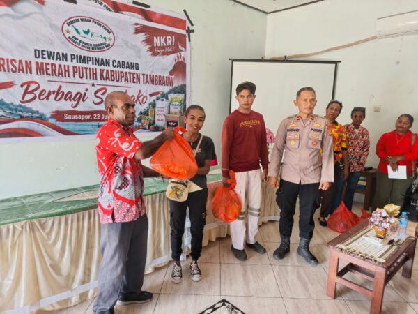 BMP Tambrauw Salurkan Bantuan Sembako kepada Masyarakat di Sausapor