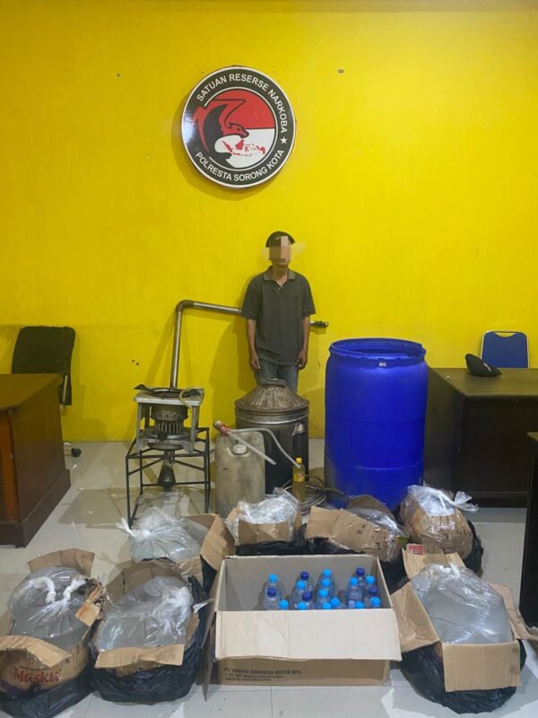 Satresnarkoba Polresta Sorong Kota Ungkap Tempat Produksi Miras Cap Tikus, 166 Liter Barang Bukti Diamankan