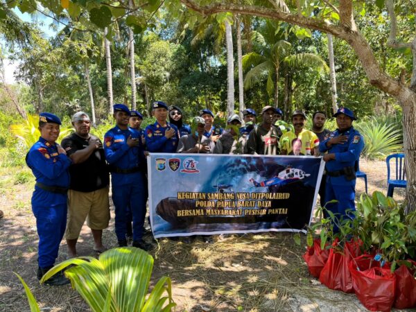 Ditpolairud Polda Papua Barat Daya Gelar Sambang Nusa Presisi di Pulau Soop, Tanam 1.000 Pohon dan Bagikan 200 Bendera Merah Putih