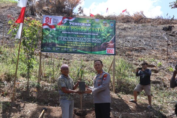 Polresta Sorong Kota Bagikan 100 Bibit Pohon Gratis, Dorong Penghijauan dan Ketahanan Pangan Warga