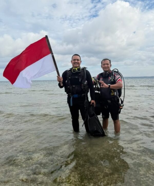 Kibarkan Merah Putih di Dasar Laut Biak, Polres Biak Numfor Tegaskan Nasionalisme Tanpa Batas