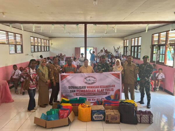 BMP Tambrauw Bagikan 300 Paket ATK dan Tanamkan Wawasan Kebangsaan kepada Pelajar
