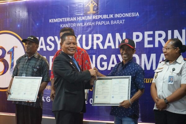 Hari Pengayoman ke-81, Kanwil Kemenkum Papua Barat Serahkan 25 Sertifikat Kekayaan Intelektual