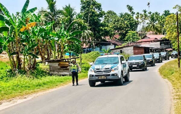 Penuh Kehormatan, AKBP Gleen Rooi Molle Diantar Pemerintah dan Masyarakat Sorong Selatan ke Kota Sorong