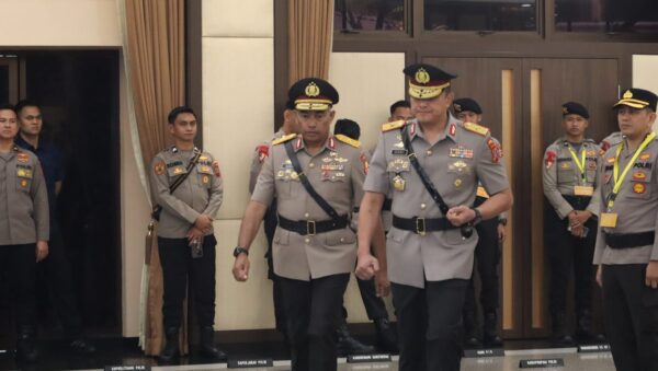 Sertijab Kapolda Papua Barat Daya Digelar di Mabes Polri, Audie Sonny Latuheru Serahkan Tongkat Komando kepada Hengki Haryadi