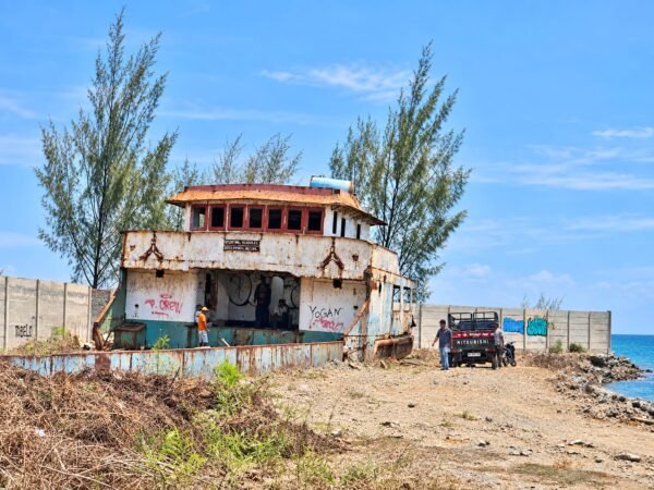 Bangkai Kapal LCT Dipotong di Pantai Suprauw, Legalitas Dipertanyakan: Siapa yang Bertanggung Jawab?