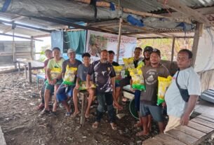 Pedagang Pasar Boswesen Terima Bantuan Sembako, Herry Korano Apresiasi Perhatian Pemerintah