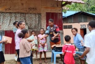 Ketua LMA Kota Sorong Salurkan Bantuan Makanan untuk Anak Sekolah Minggu OGES