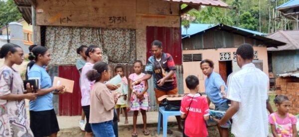 Ketua LMA Kota Sorong Salurkan Bantuan Makanan untuk Anak Sekolah Minggu OGES