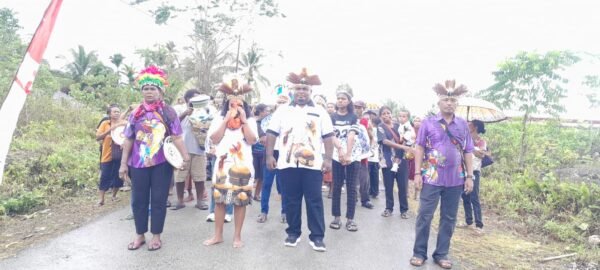 Tradisi Mas Kawin Biak Tetap Dijaga, Keluarga Rumpumbo-Miokbun Perkuat Ikatan Adat