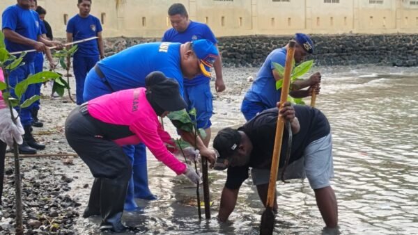 Jaga Pesisir Sorong, Ditpolairud PBD Tanam Mangrove dan Bersihkan Pantai T4 Garam