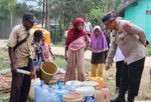 Wakapolda PBD Pimpin Penyaluran Air Bersih, Warga Warmon Kokoda Terima Bantuan