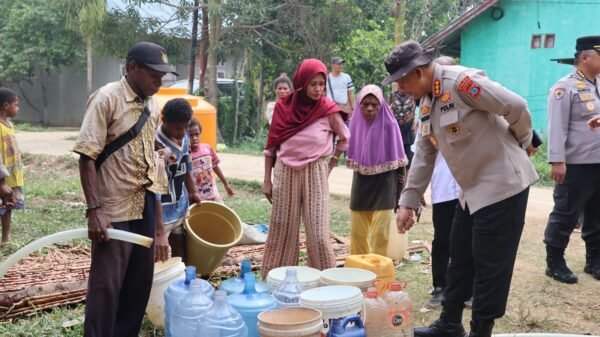 Wakapolda PBD Pimpin Penyaluran Air Bersih, Warga Warmon Kokoda Terima Bantuan