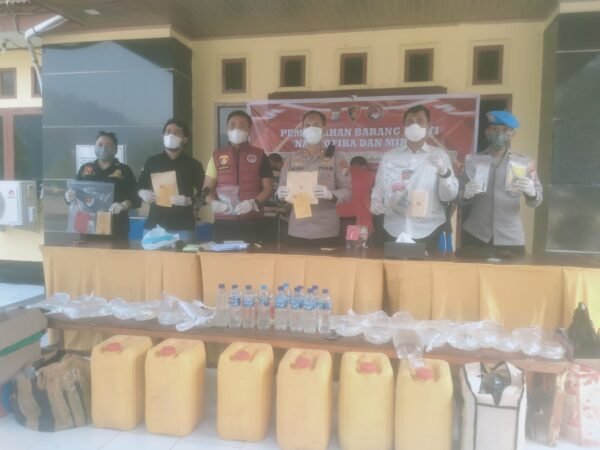 Polres Raja Ampat Bongkar Dugaan Peredaran Sabu di Sorong, Musnahkan 121,54 Gram Ganja dan 200 Liter Cap Tikus