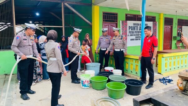Ditlantas Polda PBD Salurkan 5.000 Liter Air Bersih untuk Panti Asuhan Putra Putri Papua Muslim