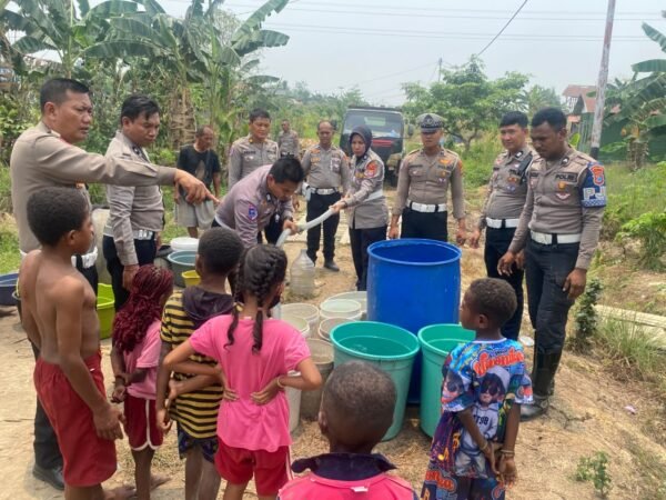 Ditlantas Polda PBD Salurkan 10.000 Liter Air Bersih untuk Panti Asuhan dan Warga Makmini
